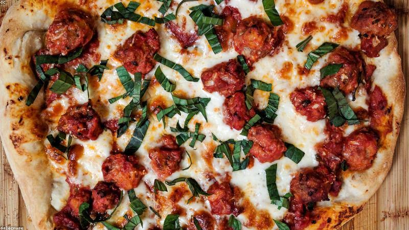 Pizza al taglio in teglia, appena tagliata